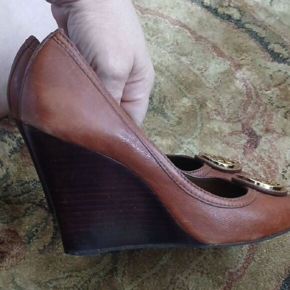 Tory Burch Brown Leather Heels with Iconic Medallion - Picture 5 of 6